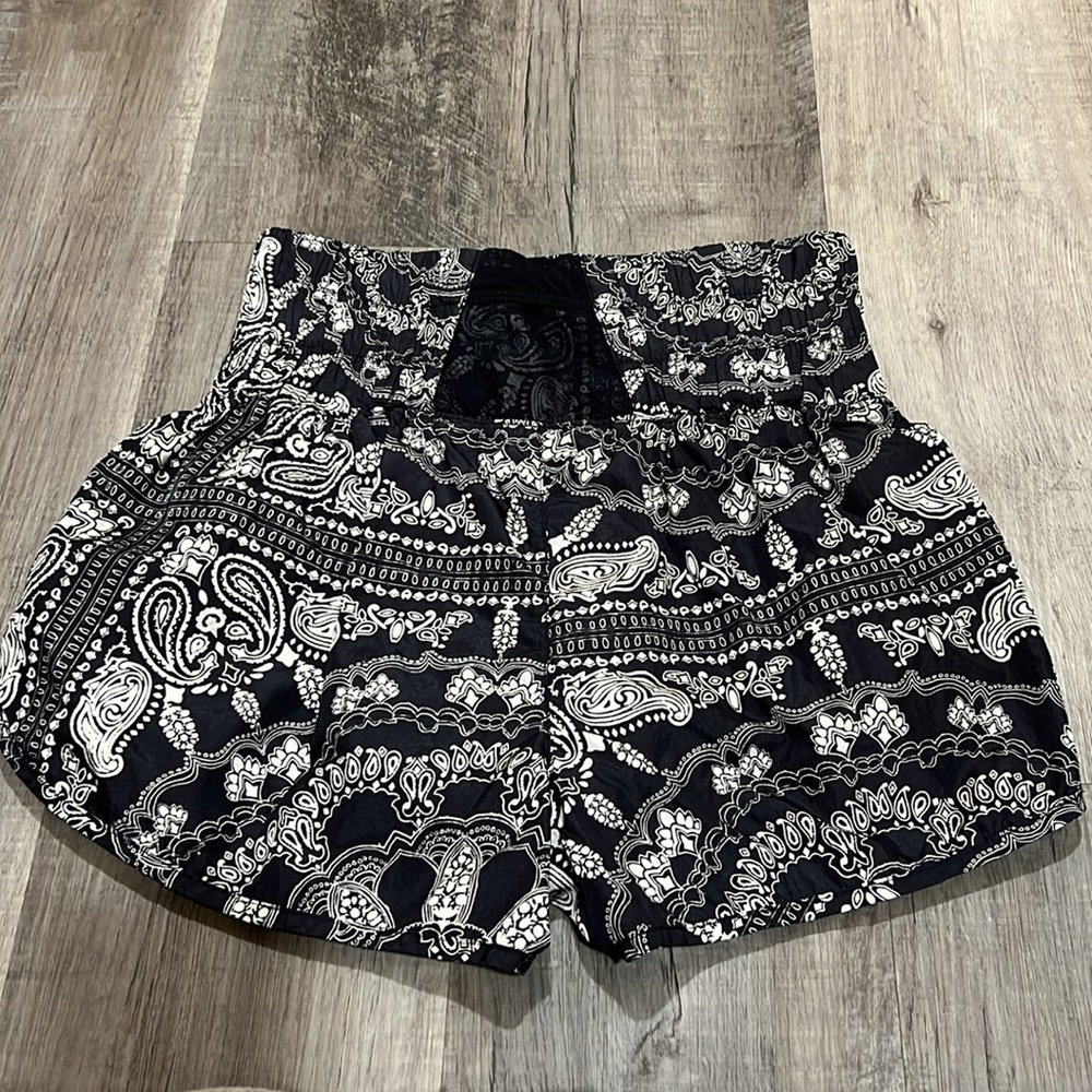 🛍️BOGO FREE FP Movement The Way Home Bandana Print Shorts size Small - Picture 3 of 8